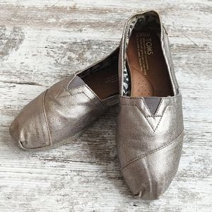 🟦Toms Silver Slip On Skimmers